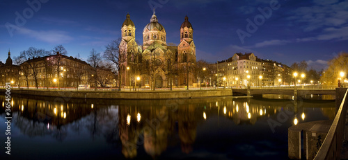 München Lukaskirche bei Nacht zur blauen Stunde mit Spiegelung