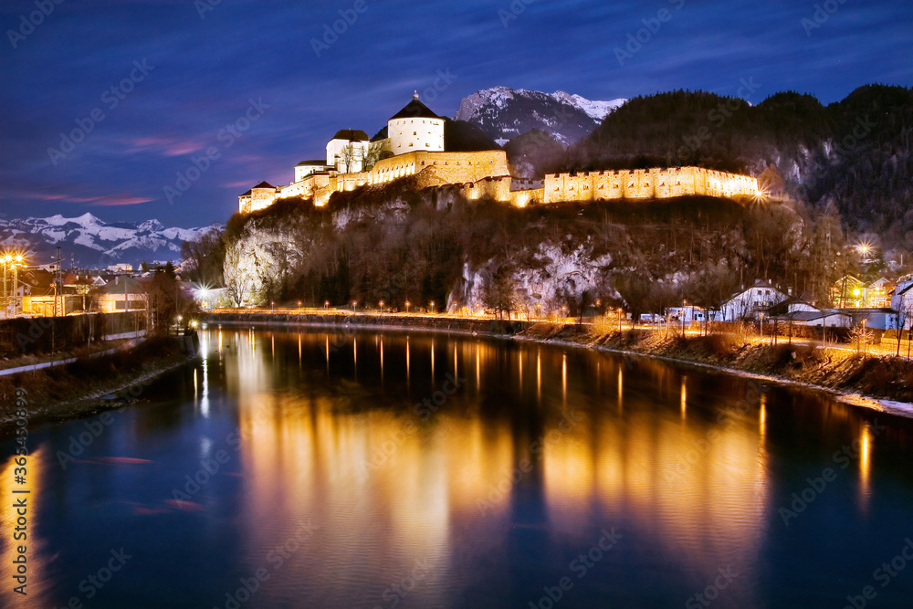 Kufstein in Tirol in Österreich bei Nacht zur blauen Stunde mit Spiegelung