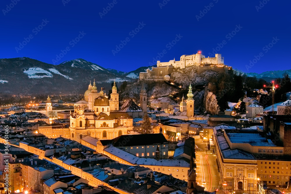 Obraz premium Salzburg in Österreich vom Mönchberg bei Nacht zur blauen Stunde