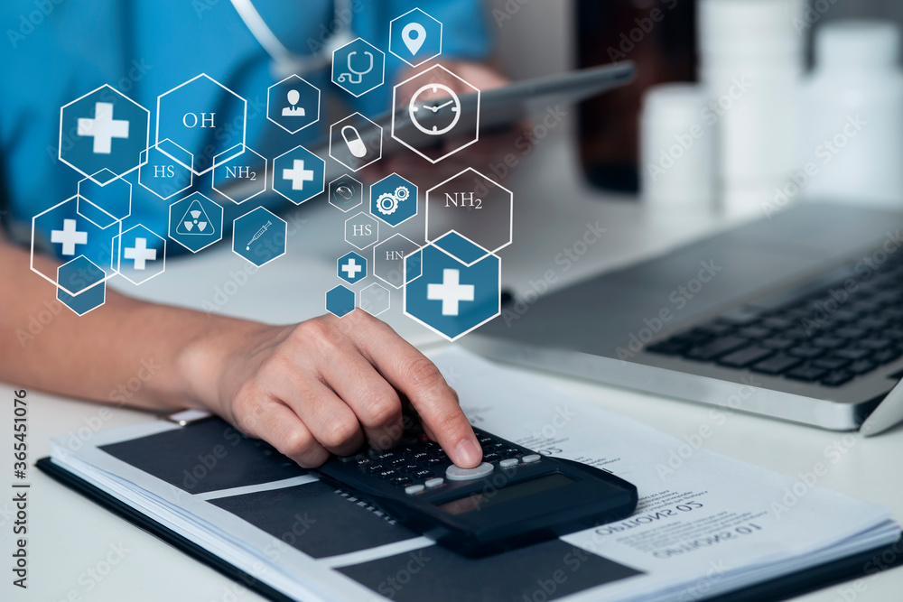 Obraz premium Medical technology and futuristic concept. Doctor hologram modern virtual screen interface.