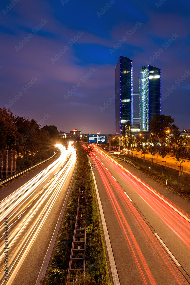 Obraz premium Highlight towers bei München bei Nacht zur blauen Stunde
