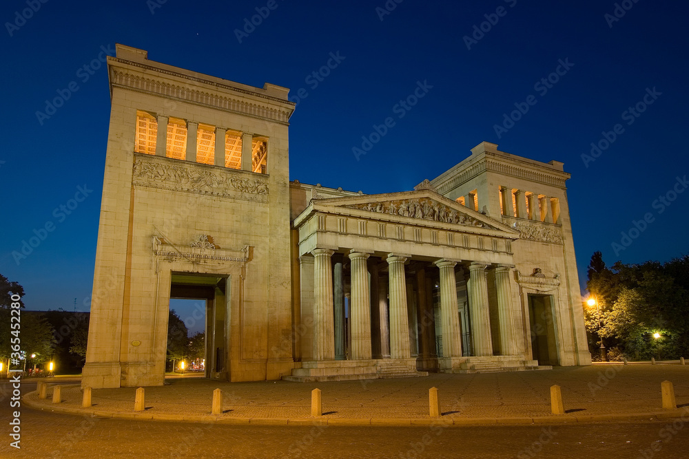 Obraz premium Dorisches Propylen Alexanderplatz München zur blauen Stunde