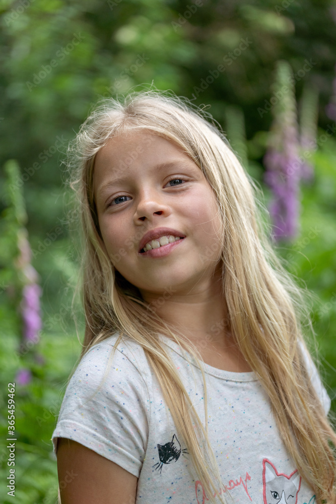 Porträt eines jungen, hübschen, manchmal nachdenklich oder frechen Mädchens. Porträt eines jungen, hübschen, manchmal nachdenklich oder frechen Mädchens.
