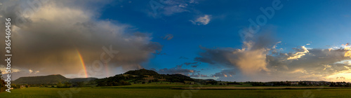 Regenbogen bei Sonnenuntergang im Schwäbischen Albvorland