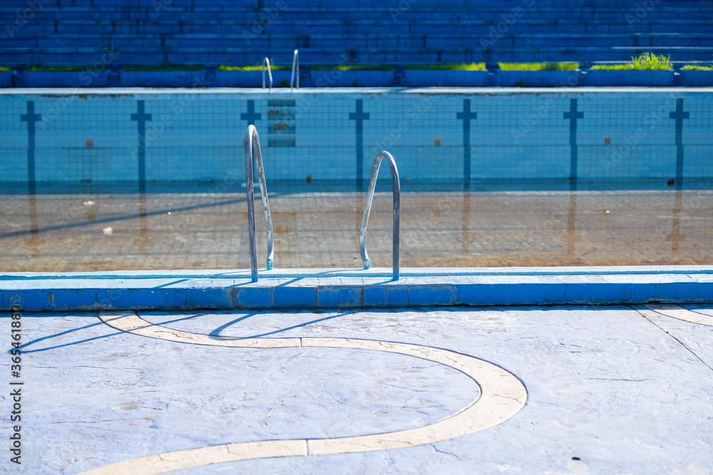 Obraz premium Damaged swimming pool. Old swimming pool with dirty water