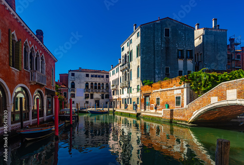 Fototapeta Naklejka Na Ścianę i Meble -  View of canals and cityscape with colorful buildings in Venice, Italy