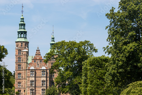 castillo de Rosenborg y sus jardines llenos de flores y rosas ubicado en Dinamarca 