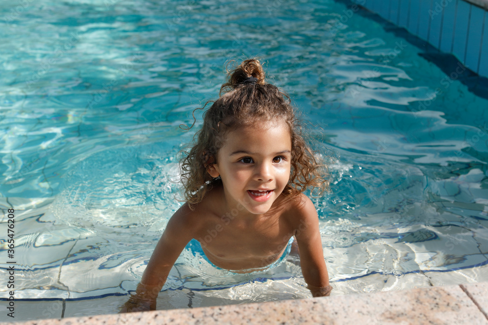 Bambina Brasiliana si diverte a fare il bagno in una piscina