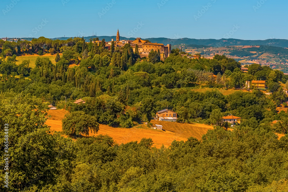 Φωτογραφία The village of Collazzone stands on a hilltop above the forested slopes of Umbri