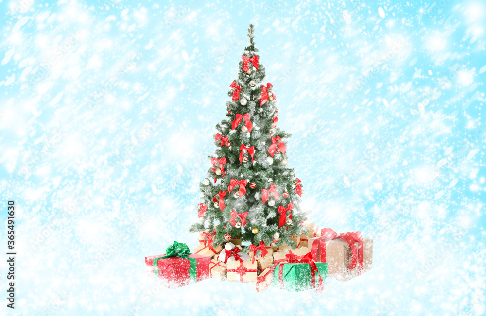 Obraz premium Beautiful Christmas tree with gifts under snowfall