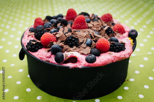 leckere, saftige, gesunde Torte mit Beeren, Himbeeren, Blaubeeren und Schokoladenraspel