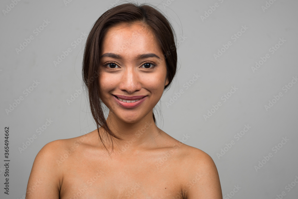 Obraz premium Portrait of young beautiful Asian woman shirtless