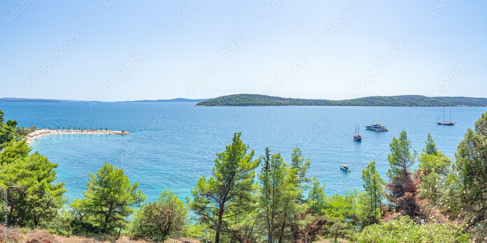 Vistas de la costa de Split, desde la colina de Marjan en Croacia, verano de 2019 Vistas de la costa de Split, desde la colina de Marjan en Croacia, verano de 2019