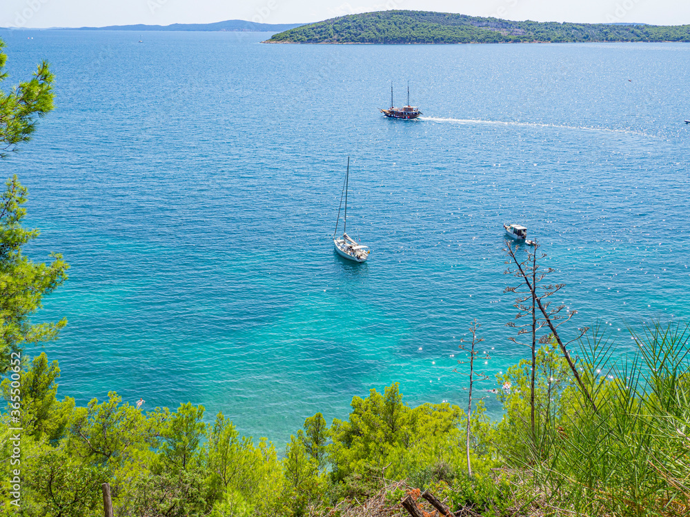Vistas de la costa de Split, desde la colina de Marjan en Croacia, verano de 2019