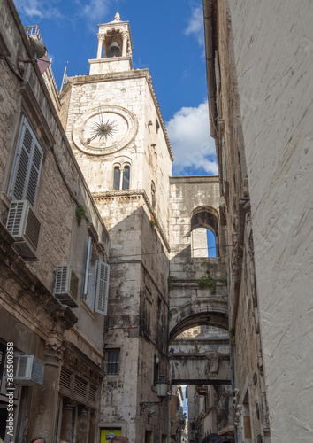 Iglesia con un reloj en formato de 24 horas en el centro histórico de Split, Croacia, verano de 2019 © acaballero67