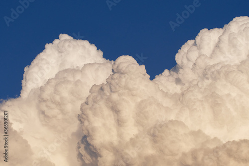 Cumulonimbuswolke  Vorbote  von einem Gewitter photo