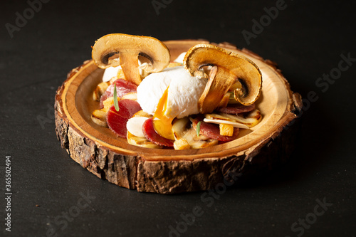 Fototapeta Naklejka Na Ścianę i Meble -  Assiette gastronomique : oeuf mollet sur carpaccio de canard et champignon