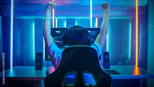 Obraz na plátně Professional Gamer Playing and Winning in First-Person Shooter Online Video Game