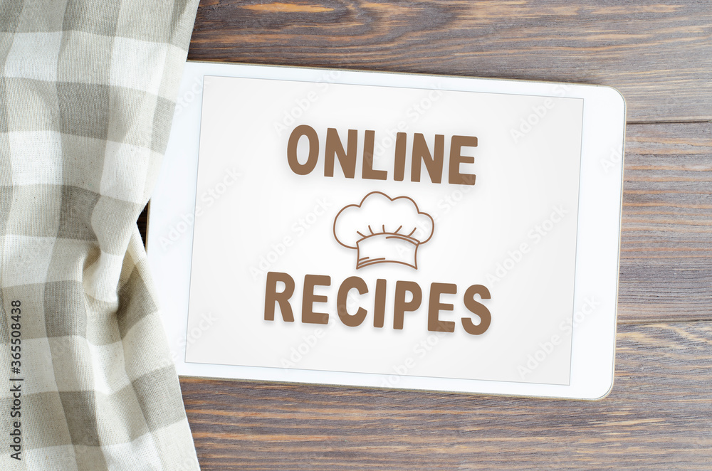 Obraz premium Online recipes. App in smartphone. Brown wooden background.