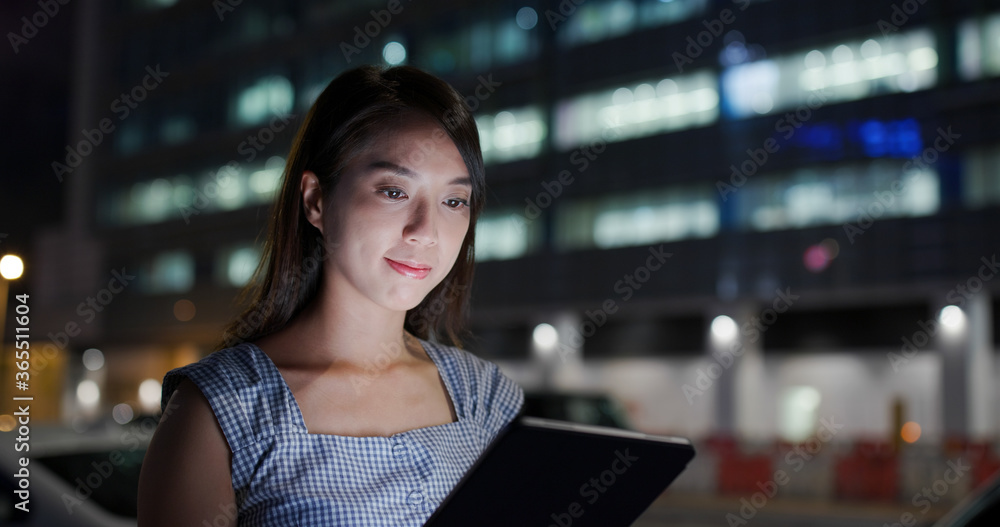 Fototapeta premium Woman use of tablet computer