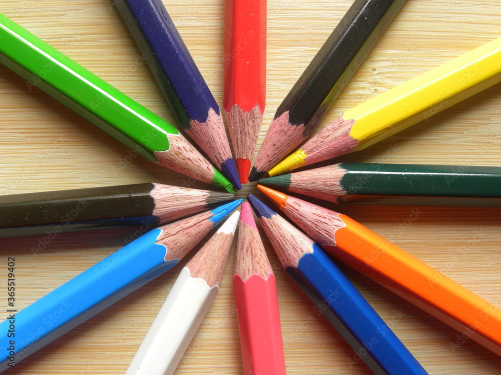 Naklejka premium Many color pencils arranged in circle kept on wooden table