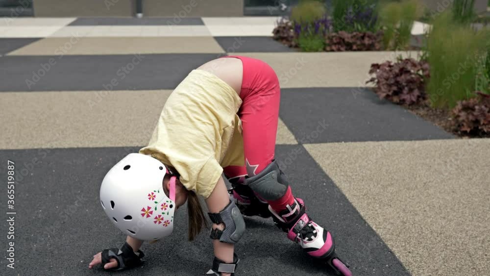 Vidéo Stock Little girl falling while roller skating. She can hardly