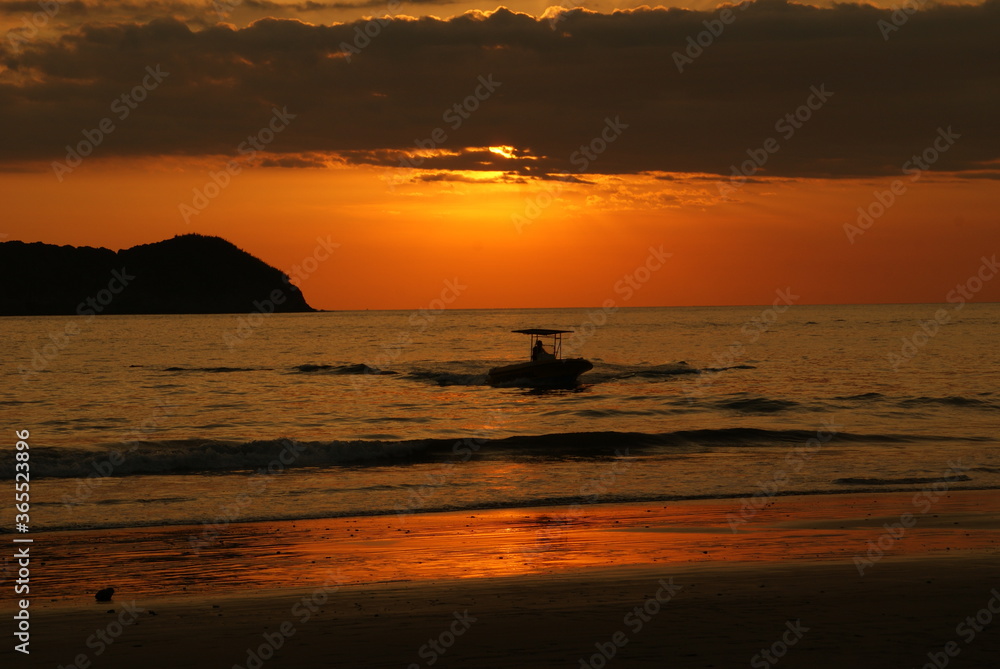 Fischerboot im Sonnenuntergang in Costa Rica, Fischen bei Sonnenuntergang