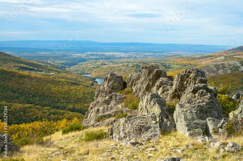 Tableau sur toile Rock escarpment with background autumnal oak, Riofrio, Segovia.