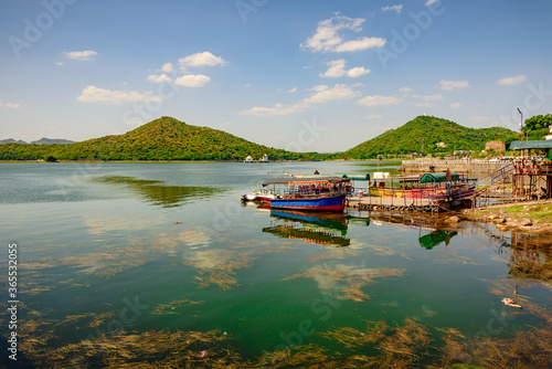 Fototapeta Naklejka Na Ścianę i Meble -  Mesmerizing view of Fateh Sagar Lake situated in the city of Udaipur, Rajasthan, India. It is an artificial lake popular for boating among tourist who visits City of lakes to enjoy vacations.
