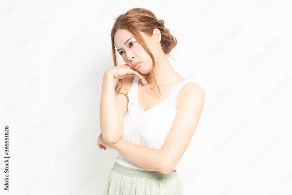 考え事をする若い女性 考え事をする若い女性
