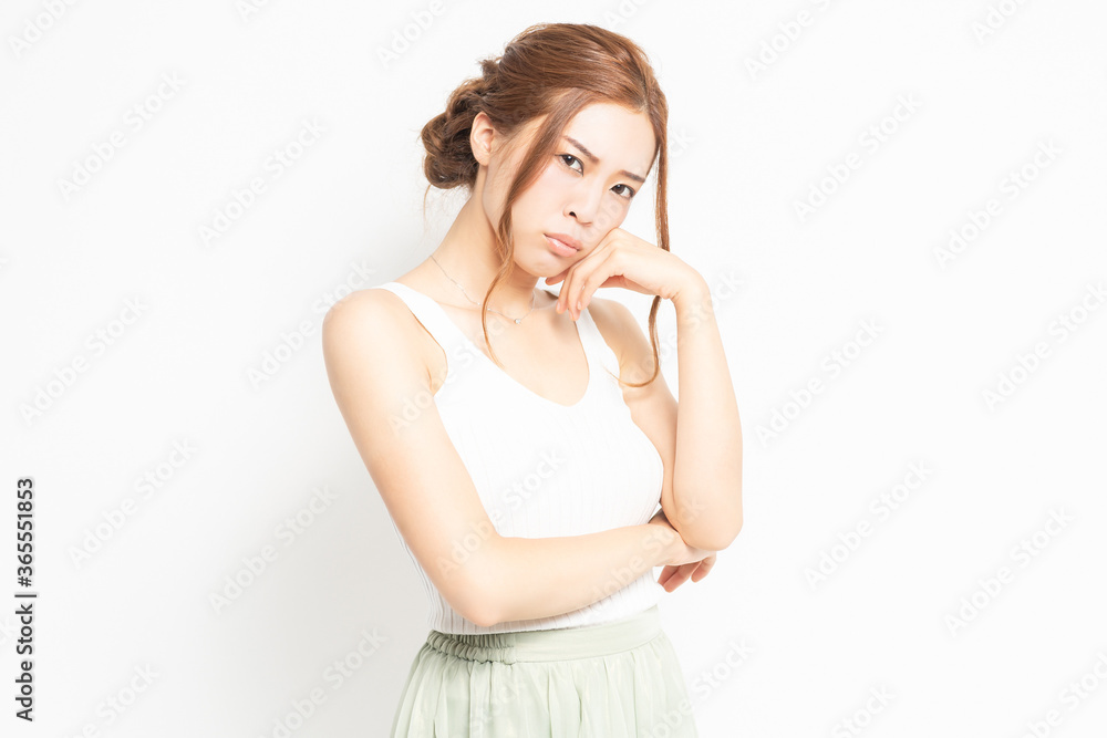 考え事をする若い女性