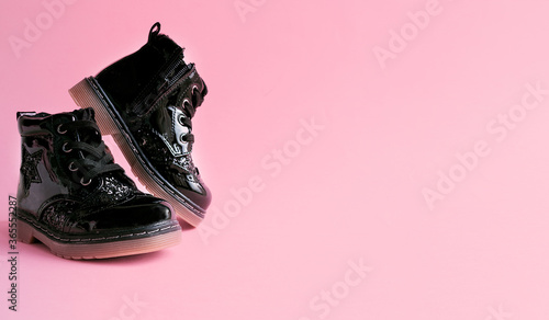 Obraz na plátně children boots shoes for little fashionistas on a pink background copyspace for text