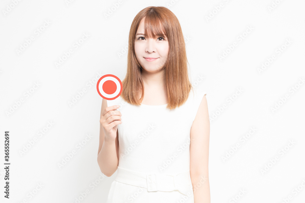 マルのプラカードを持つ若い女性 マルのプラカードを持つ若い女性