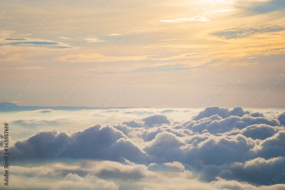 Obraz premium View at sunrise with puffy foggy. White puffy like cloud stretching to foggy horizon in the bright morning. Phu Thap Boek, Phetchabun, Thailand.