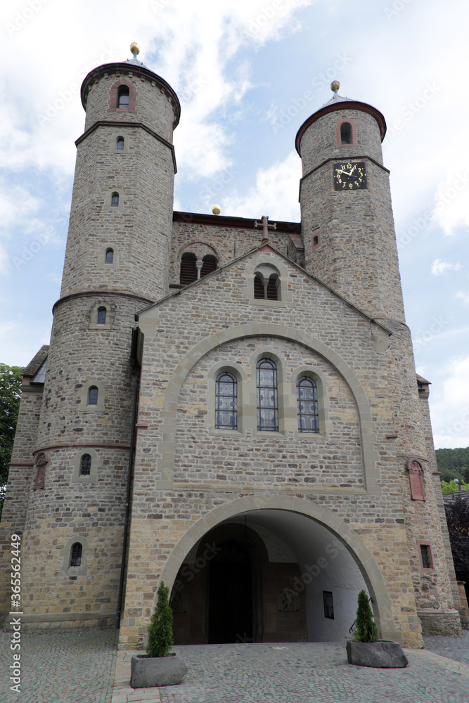 Romanische Stiftskirche St. Chrysanthus und Daria Romanische Stiftskirche St. Chrysanthus und Daria