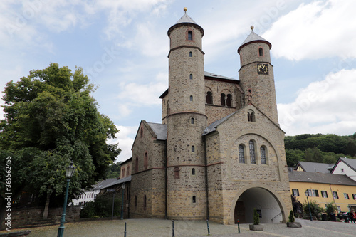 Romanische Stiftskirche St. Chrysanthus und Daria