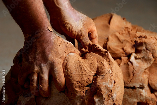 Fotografie A man doing hand-made pottery clay handicrafts