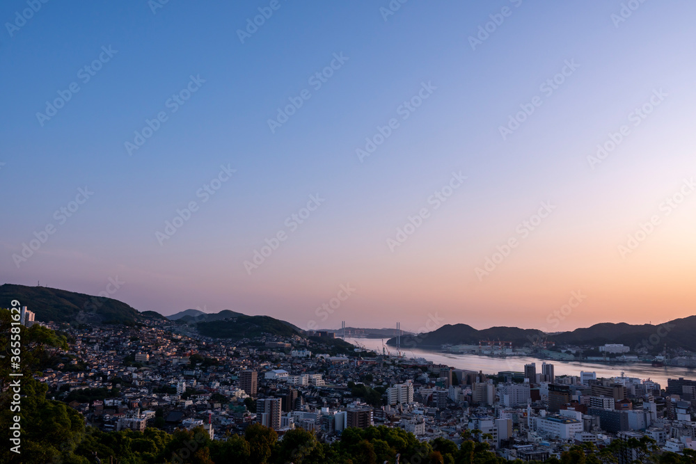 風頭公園から見る長崎市の夕暮れ　都市景観