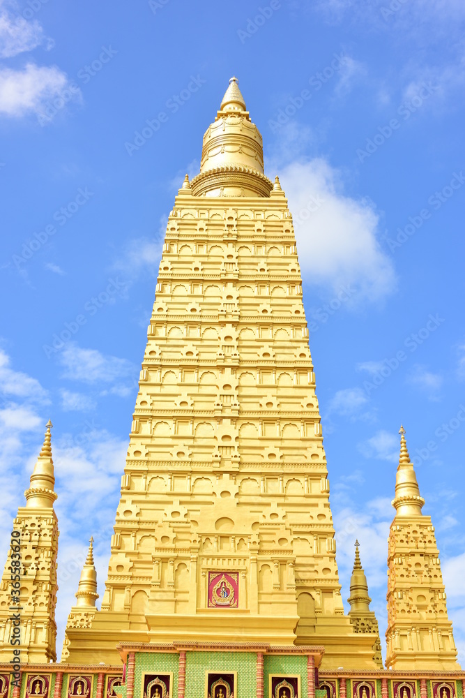 Naklejka premium Beautiful Thai temples, great in art and architecture.