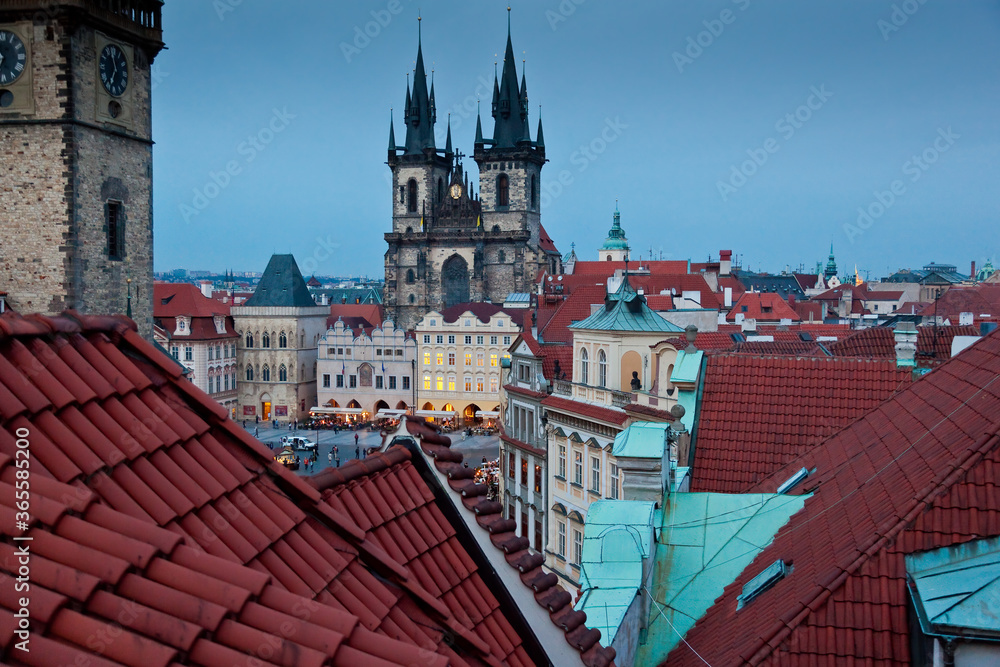 Obraz premium Prague Tyn Cathedral in evening over the rooftops