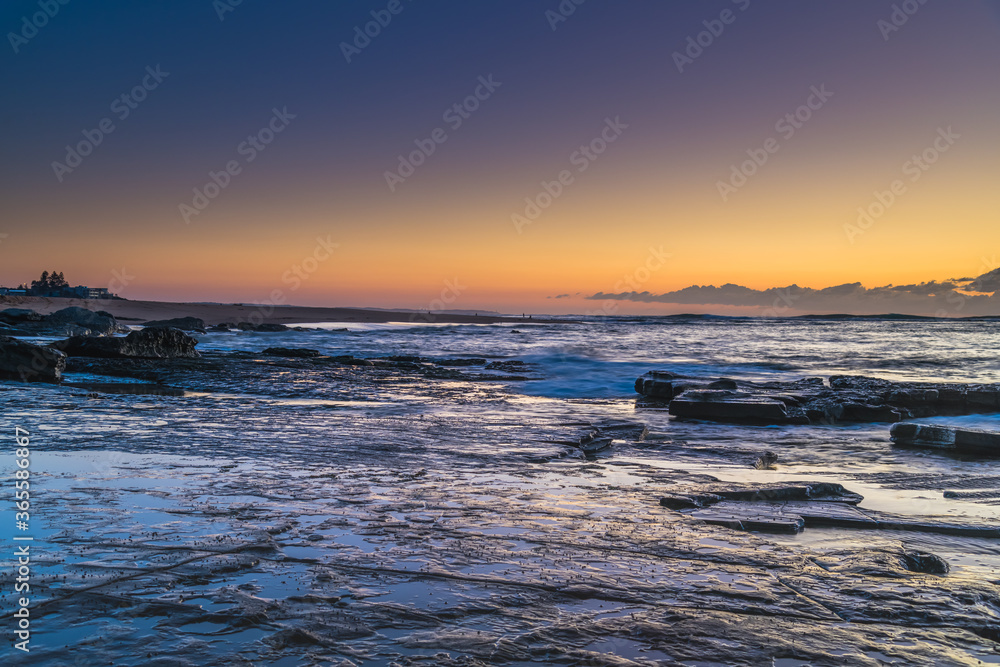 Naklejka premium Sunrise Seascape with a low cloud bank