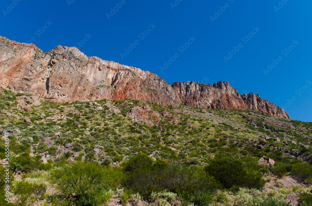 Montañas con cielo azul