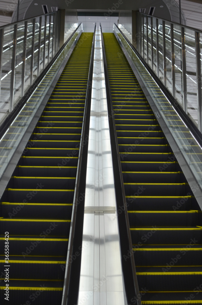駅のエスカレーター 駅のエスカレーター