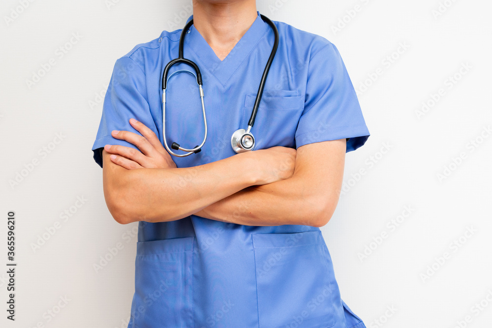 腕組みをして悩む男性医師 腕組みをして悩む男性医師