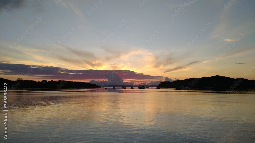 Naklejka premium sunset over the lake