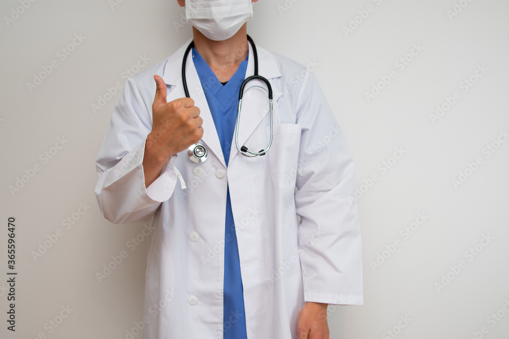 マスクをしてOKサインをする白衣を着た男性医師
