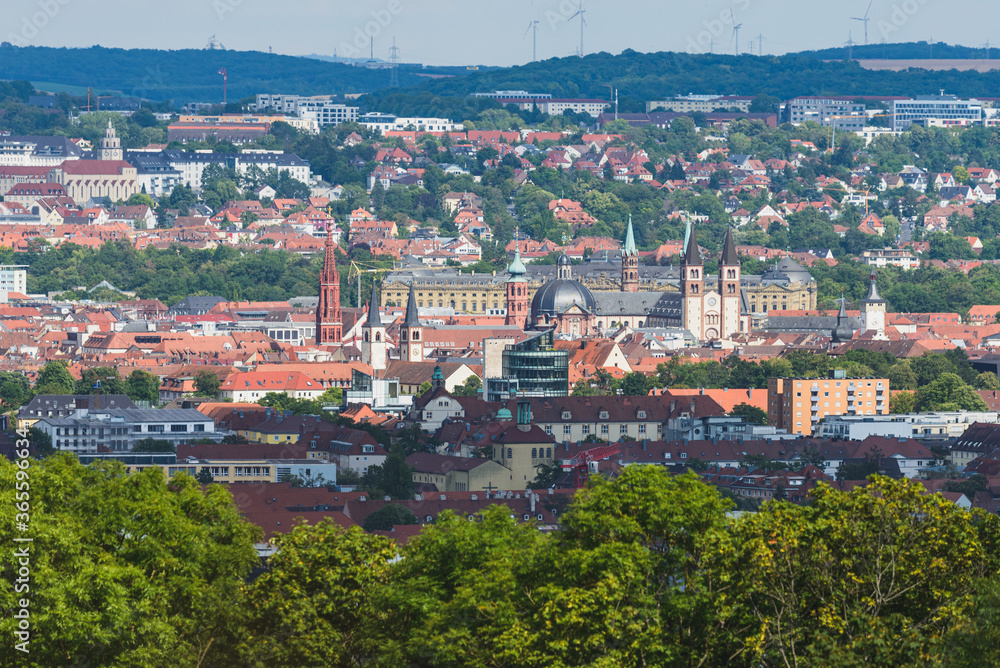Stadt Panorama von Würzburg im bewölkten Sommer