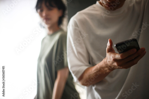 Foto スマートフォンを操作する男性