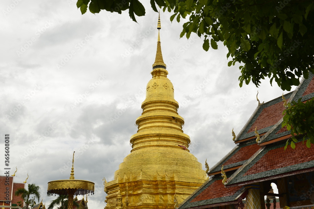Fototapeta premium Golden Pagoda Wat Phra That Hariphunchai, Lamphun province Thailand. 