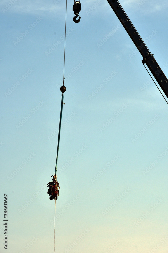 Obraz premium Crane moving scene meant pump
